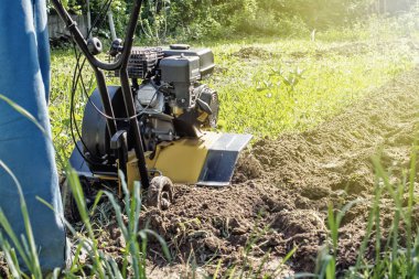 Açık hava bahçe sabanı. Motorlu ekiciyle.