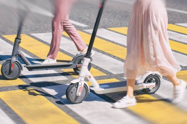 Cross Road üzerinde scooter ile yürüyüş kadın bacaklar ve erkek bacaklar