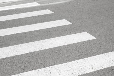 Yaya ve sürücüler için asfalt trafik bilgisi üzerine boyanmış Zebra geçişi