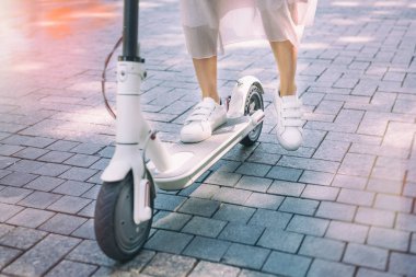 Eko dostu ulaşım elektro scooter şehir taşıma yolculuğu