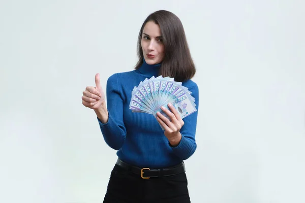 Karcsú, fiatal nő tenge pénzzel. Fehér háttér. — Stock Fotó