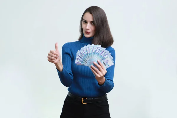 Jovem magra com dinheiro de tenge, barriga para cima. Fundo branco . — Fotografia de Stock