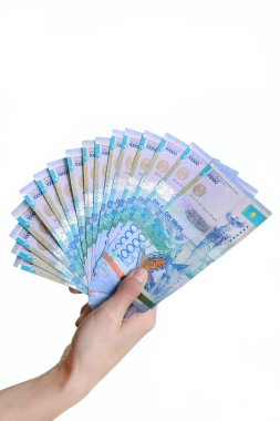 Kazakistan 'ın Tenge Ulusal para birimi elinde. Beyaz arkaplanda izole.