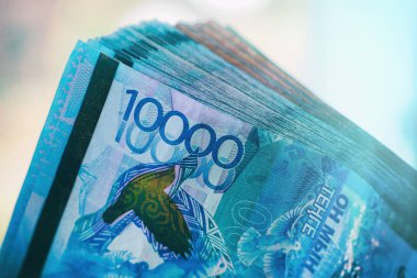 On bin tenge yakın çekim. Bir deste banknot.