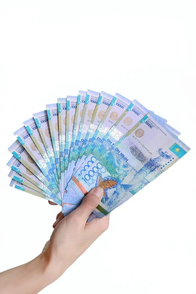 Tenge Nationale munt van Kazachstan in de hand. Geïsoleerd op witte achtergrond. — Stockfoto