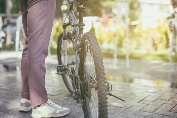 Las piernas del hombre van al paseo de la ciudad con su bicicleta, de pie junto a él. —  Fotos de Stock