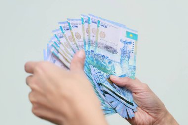 Kazakistan 'ın Tenge Ulusal para birimi elinde. Beyaz arkaplanda izole.