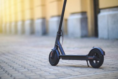 Eko dostu ulaşım elektro scooter şehir taşıma yolculuğu