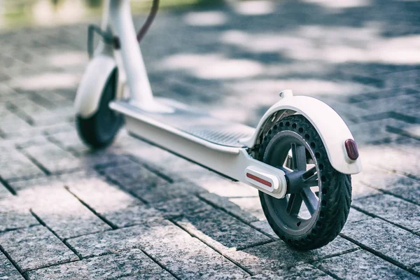 Eco friendly transporte electro scooter ciudad transporte paseo —  Fotos de Stock