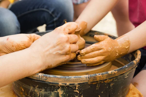 En närbild syn på keramiska produktionsprocessen på Potter ' s Wheel med barn. Clay hantverk med Kids Concept. — Stockfoto