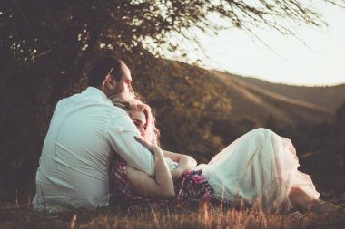 Romantik bir gezi iki aşıklar açık havada gün batımıkapalı görmek.