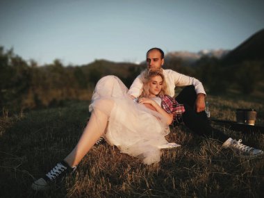 Romantik bir gezi iki aşıklar açık havada gün batımıkapalı görmek.