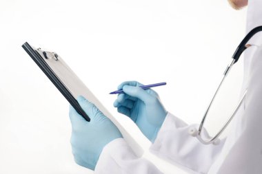 Doktor elinde boş bir kağıt ve steteskopla tıbbi pano tutuyor. Sağlık ve ilaç kavramı. Boş pano şablonu ve kopyalama alanı