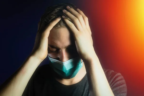 Kaukasier Mit Medizinischer Mullmaske Kopf Fieber — Stockfoto