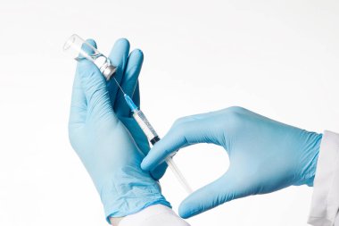 Beyaz arka planda şırınga ve ampul kullanarak doktor kolunu kapat. Tıbbi, aşılama ve aşılama kavramı