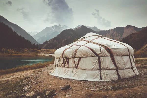 Yurt Στη Λίμνη Στα Βουνά Του Καζακστάν Χιονισμένες Κορυφές — Φωτογραφία Αρχείου