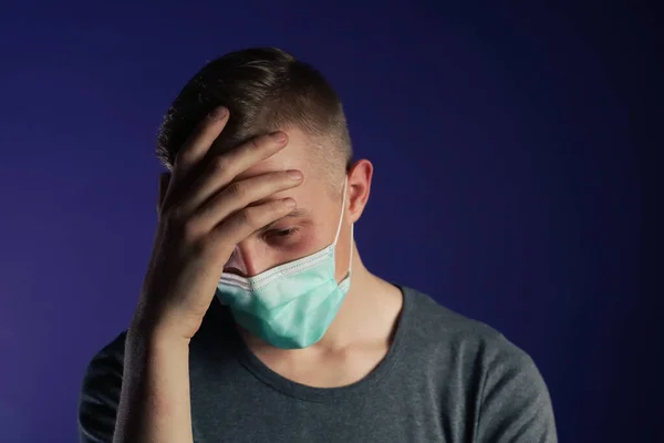 Blanke Man Met Een Medisch Gause Masker Met Palm Nis — Stockfoto