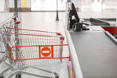 Süpermarkette kapalı yol sınırı ile boş nakit masası