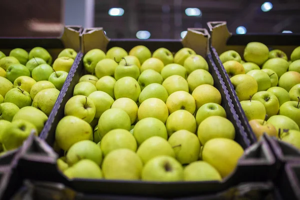 Schöne Frucht Hintergrund Mit Grünen Und Gelben Äpfeln Einem Karton — Stockfoto