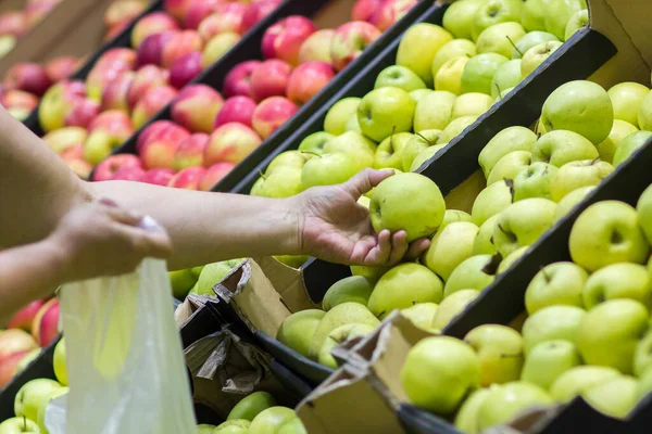 Alte Frau Wählt Frische Äpfel Lebensmittelgeschäft Produzieren Abteilung Und Legt — Stockfoto