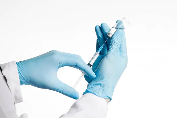 Beyaz arka planda şırınga ve ampul kullanarak doktor kolunu kapat. Tıbbi, aşılama ve aşılama kavramı