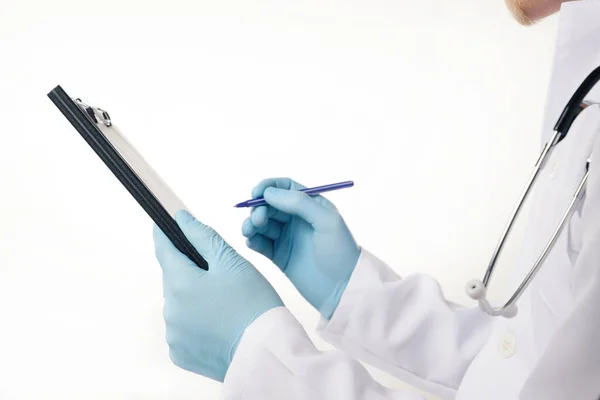 Arzt Blauen Latexhandschuhen Mit Medizinischem Klemmbrett Und Leerem Blatt Papier — Stockfoto