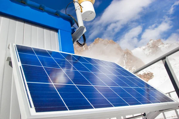Panel Solar Lago Montaña Sobre Fondo Cielo Azul Concepto Energía — Foto de Stock