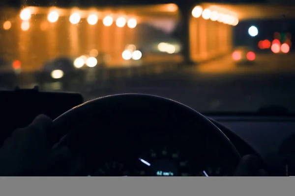 Homme Mains Conducteur Sur Volant Une Voiture Moderne Avec Tableau — Photo