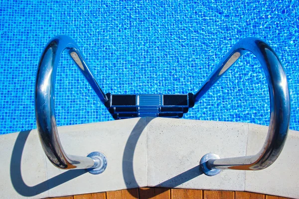 Escadas Para Piscina Cheias Água Limpa Superfície Cromada — Fotografia de Stock