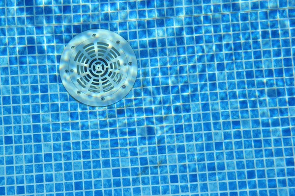 Odvodňovací Díra Bazénu Modrými Dlaždicemi Filtrační Systém Bazénu Čistá Voda — Stock fotografie