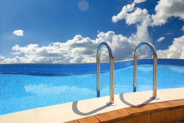 Piscine Dans Complexe Grande Classe Sur Fond Ciel Bleu Nuageux — Photo