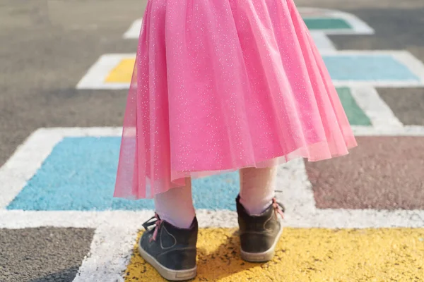Pembe Elbiseli Küçük Kız Sokakta Seksek Oynuyor — Stok fotoğraf