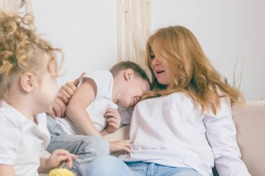 Çocuklu sevgi dolu bir kadın. Mutlu aile.