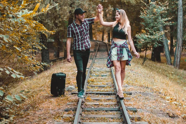 Jovem Casal Amantes Perdeu Comboio Caminhando Sobre Trilhos Floresta Outono — Fotografia de Stock