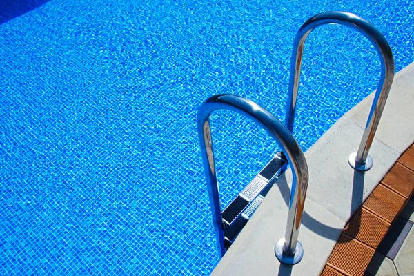 Schody Bazénu Plné Čisté Vody Chromovaný Povrch — Stock fotografie