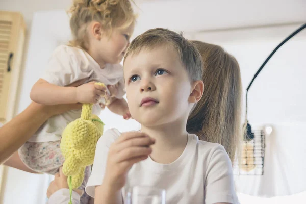 Brat Siostra Spędzają Czas Mamą Dziewczyna Jest Ramionach Matki — Zdjęcie stockowe