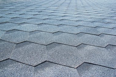 Evin çatısındaki gri, yumuşak çatı. Yakın plan..