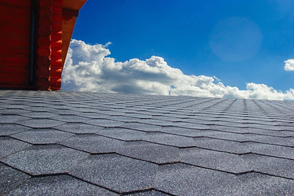 Graues Weichdach Auf Dem Dach Des Hauses Bewölkter Blauer Himmel — Stockfoto