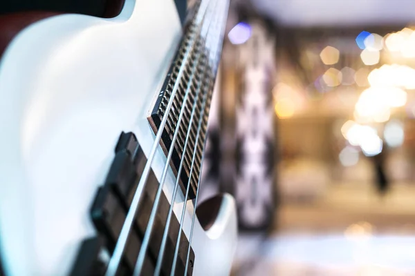 Biała Gitara Basowa Pięcioma Strunami Zbliżenie Zamazane Tło — Zdjęcie stockowe