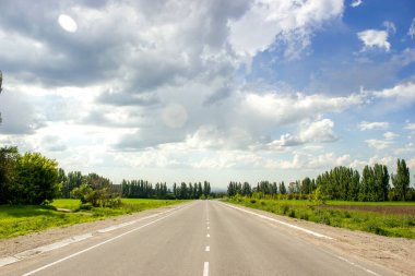 Talgar Almaty yol, Kazakistan manzarası ile kırsal mavi gökyüzünde bulutlar ile güzel yaz manzara. Yol gezisi seyahat arka plan.