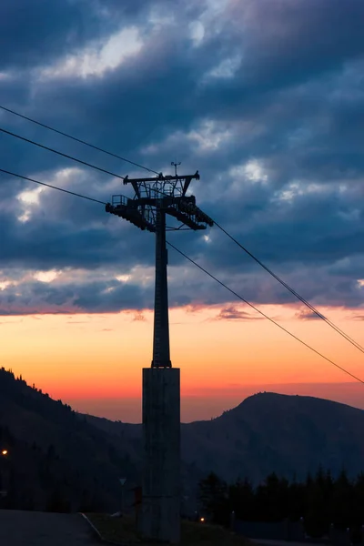 Günbatımı Arka Planında Dağ Kayağı Silueti — Stok fotoğraf