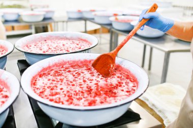 Çilek reçeli pişirme işlemi. Tahta kaşık karıştırma reçeli. Organik geleneksel reçel imalatı.