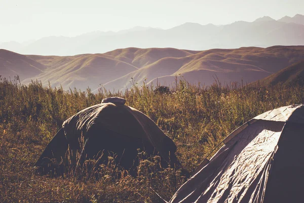 Deux Tentes Voyage Dans Paysage Collines Asie Centrale Concept Tourisme — Photo