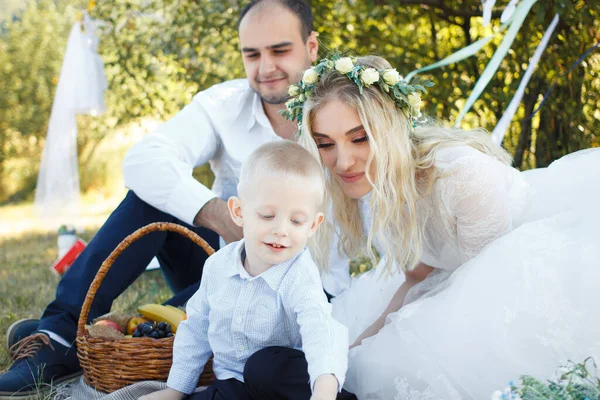 Jonge Mooie Familie Heeft Een Picknick Zomer Natuur — Stockfoto