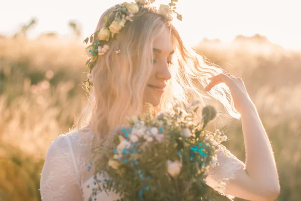 Krásná Mladá Žena Portrétní Bílých Šatech Bohově Stylu Květinovým Věnce — Stock fotografie