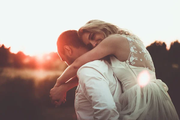 Twee Geliefden Een Romantische Reis Zie Zonsondergang Het Buiten — Stockfoto