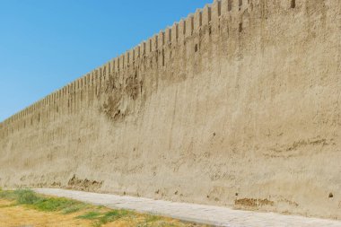 Antik ortaçağ, kerpiç kil maddesiyle güçlendirilmiş büyük koruyucu duvar. Yakın Doğu ya da Orta Asya kırsal bölgesi