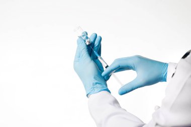 Beyaz arka planda şırınga ve ampul kullanarak doktor kolunu kapat. Tıbbi, aşılama ve aşılama kavramı