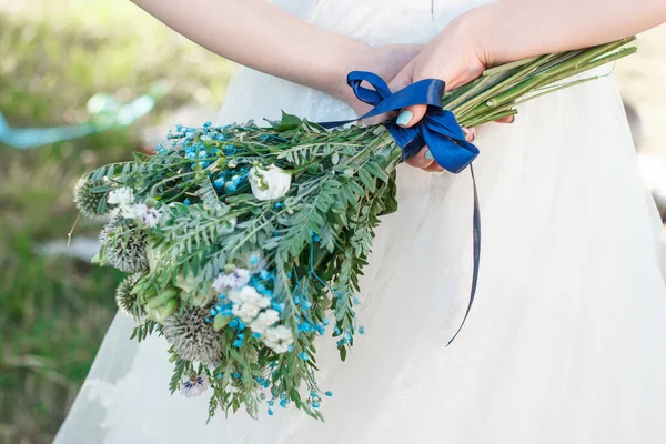 ネイルアートと彼女の指にリングで花嫁の腕の上に近いビューは ターコイズ色の詳細と素朴な結婚式の花束を保持 — ストック写真