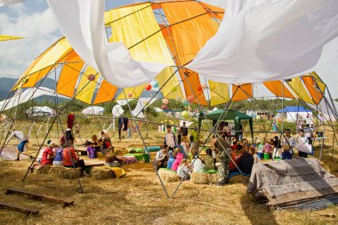 Almaty, Kazakistan - 15 Ağustos 2019. Çevresel etno açık hava festivali Foure sırasında ana sınıftaki hevesli çocuklar. Jeodezik bir kubbede el yapımı el yapımı süslemeli atölye çalışması.